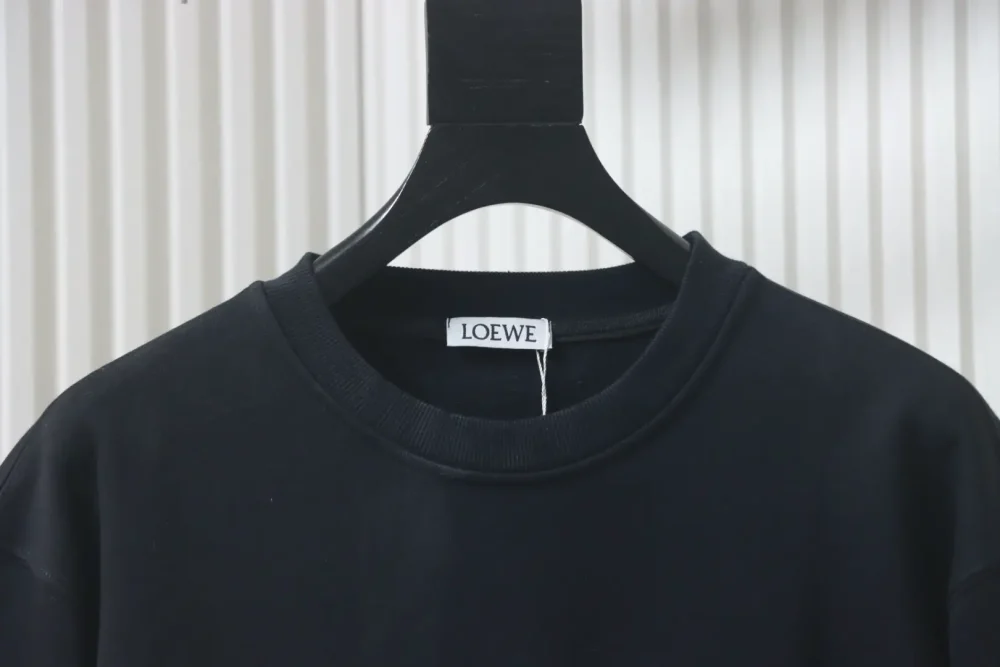 Sweatshirt mit Rundhalsausschnitt und gepunktetem Buchstabenmuster – Bild 3