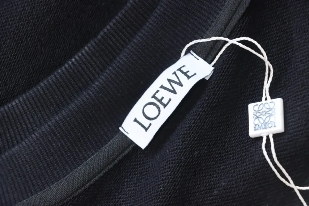 Sweatshirt mit Rundhalsausschnitt und gepunktetem Buchstabenmuster – Bild 9