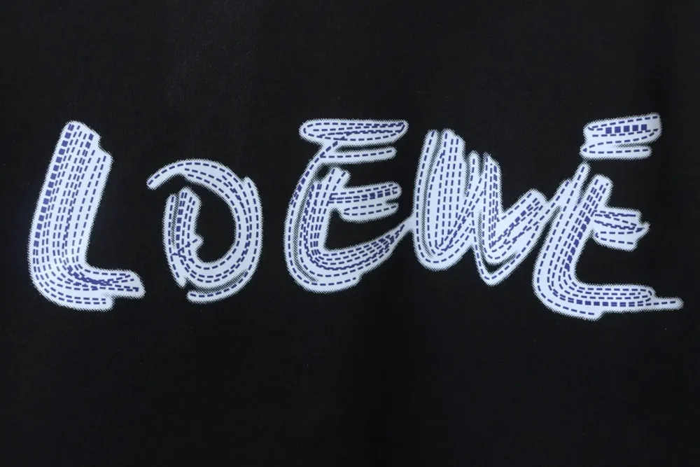 Sweatshirt mit Rundhalsausschnitt und gepunktetem Buchstabenmuster – Bild 5