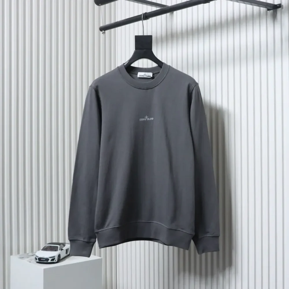 Sweatshirt mit Rundhalsausschnitt und reflektierendem Schriftzug – Bild 12