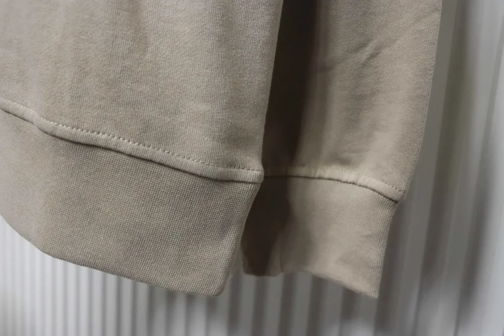 Sweatshirt mit Rundhalsausschnitt und reflektierendem Schriftzug – Bild 10