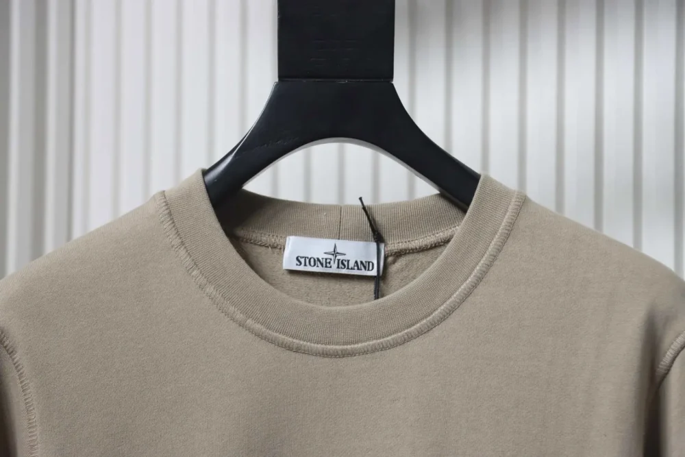 Sweatshirt mit Rundhalsausschnitt und reflektierendem Schriftzug – Bild 3