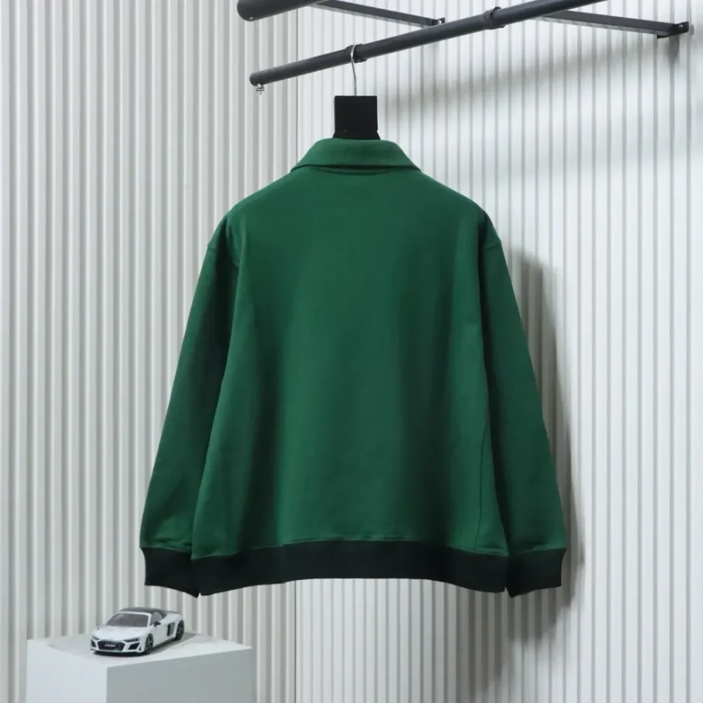 Sweatshirt mit halblangem Reißverschluss und Aufnäher-Schriftzug Grün – Bild 2