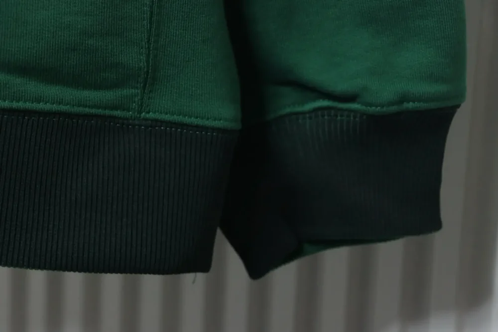 Sweatshirt mit halblangem Reißverschluss und Aufnäher-Schriftzug Grün – Bild 5
