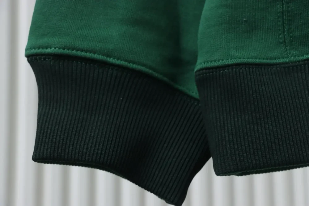 Sweatshirt mit halblangem Reißverschluss und Aufnäher-Schriftzug Grün – Bild 6