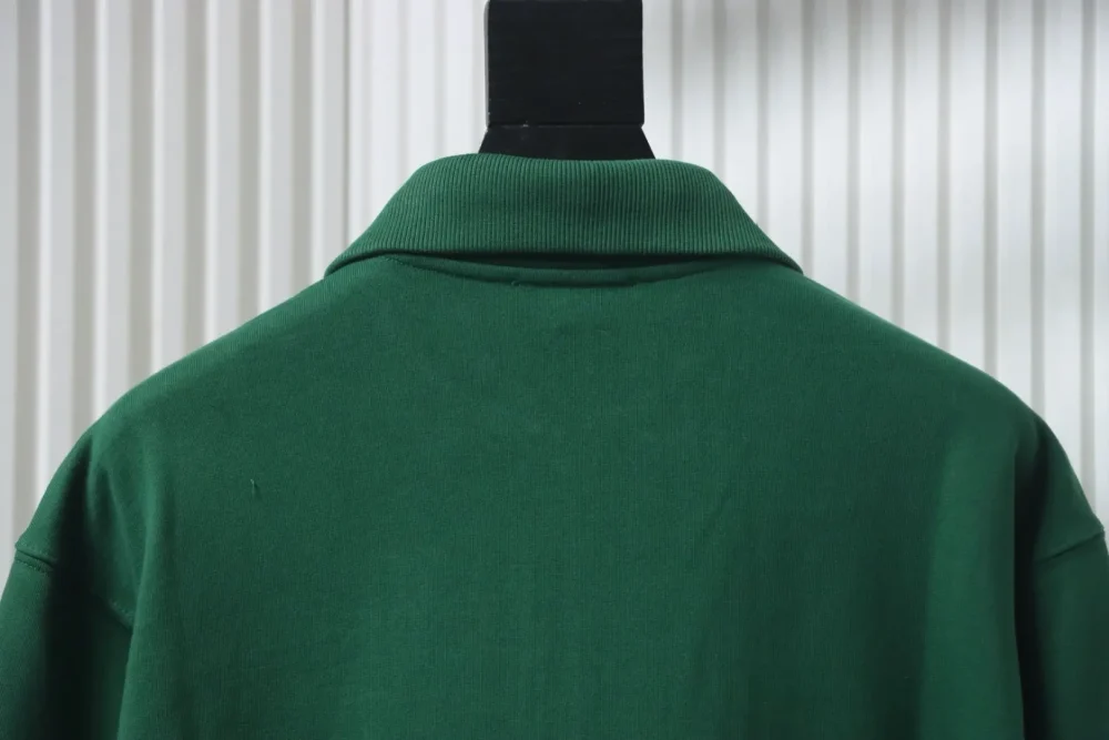 Sweatshirt mit halblangem Reißverschluss und Aufnäher-Schriftzug Grün – Bild 4