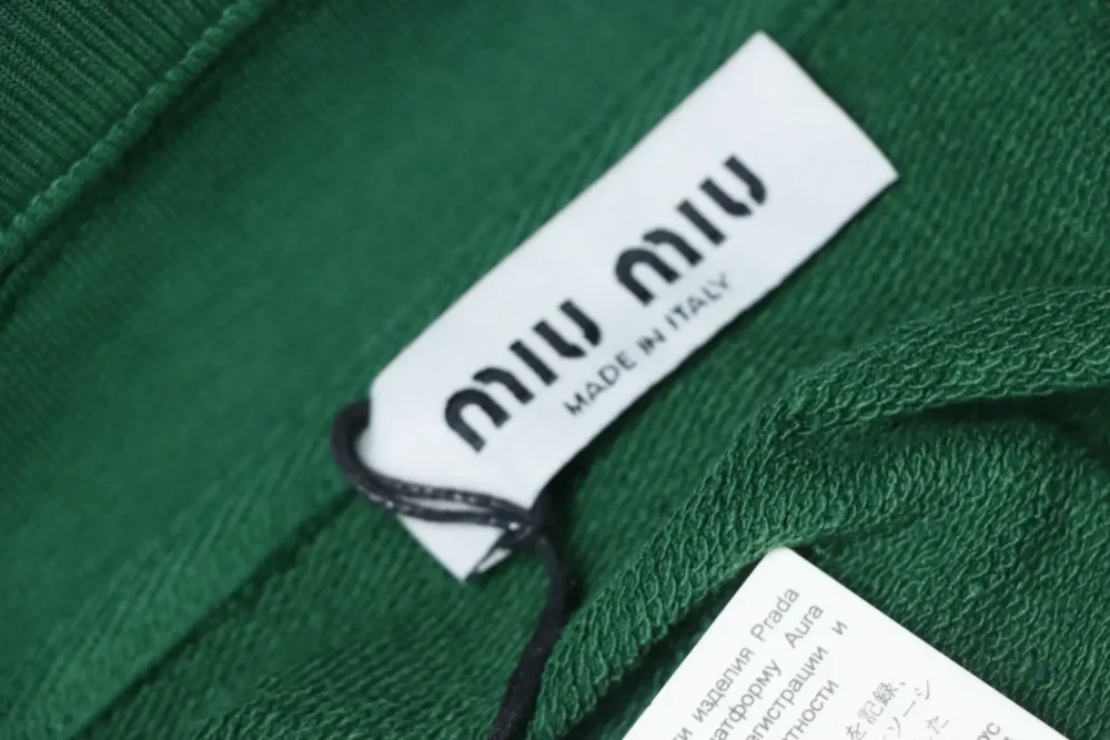 Sweatshirt mit halblangem Reißverschluss und Aufnäher-Schriftzug Grün – Bild 8