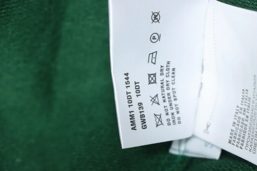 Sweatshirt mit halblangem Reißverschluss und Aufnäher-Schriftzug Grün – Bild 9