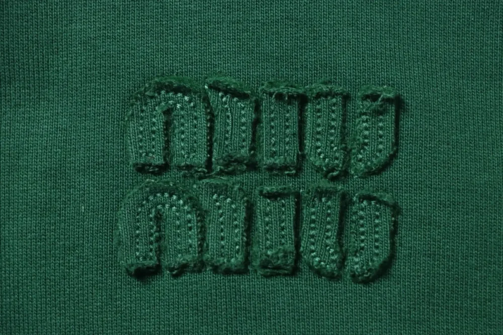 Sweatshirt mit halblangem Reißverschluss und Aufnäher-Schriftzug Grün – Bild 7