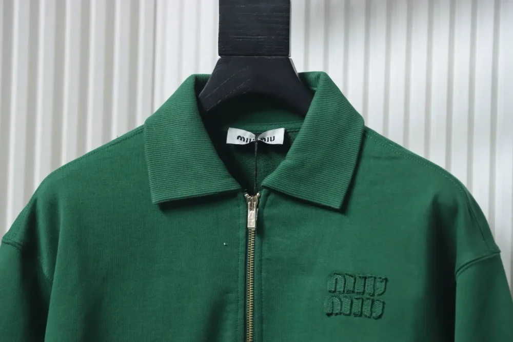Sweatshirt mit halblangem Reißverschluss und Aufnäher-Schriftzug Grün – Bild 3