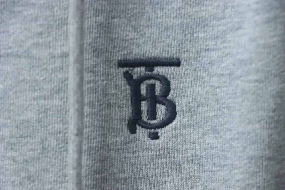 Sweatshirtjacke mit Reißverschluss und besticktem TB-Karo-Patchwork – Bild 8