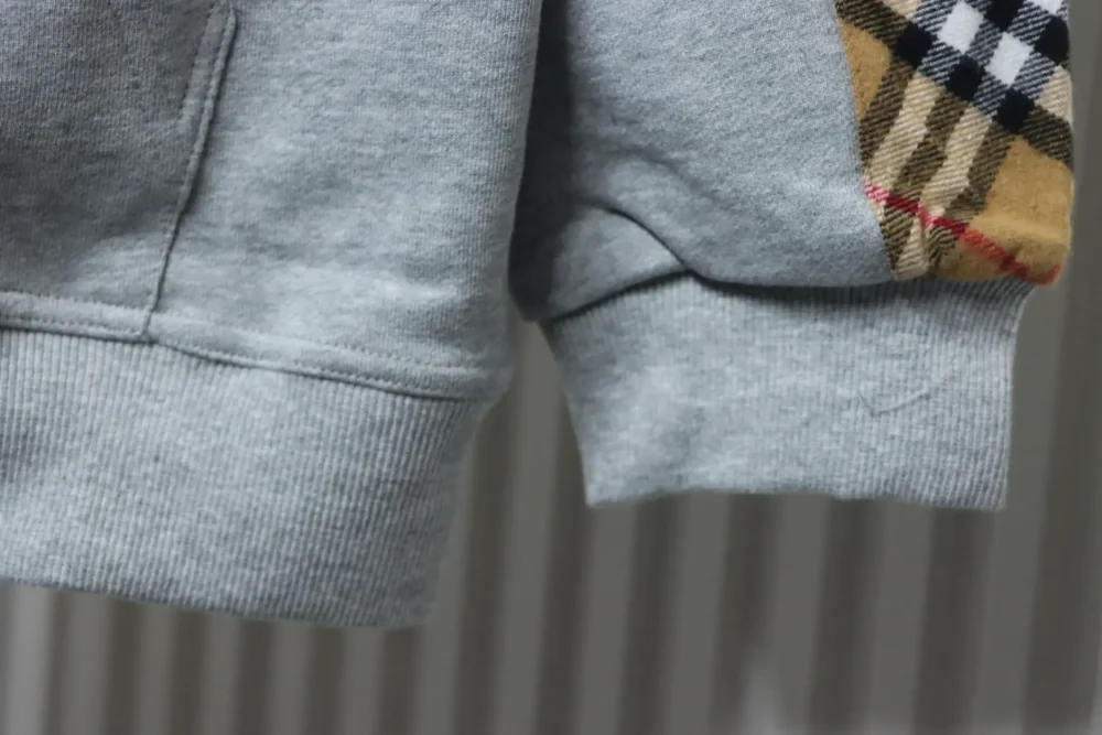 Sweatshirtjacke mit Reißverschluss und besticktem TB-Karo-Patchwork – Bild 7