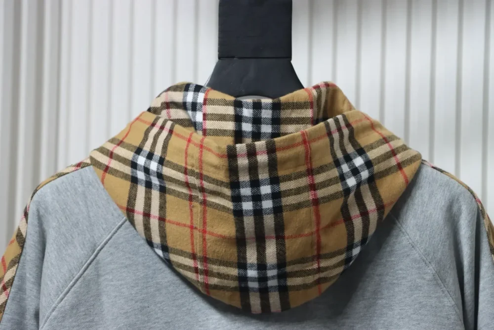Sweatshirtjacke mit Reißverschluss und besticktem TB-Karo-Patchwork – Bild 4