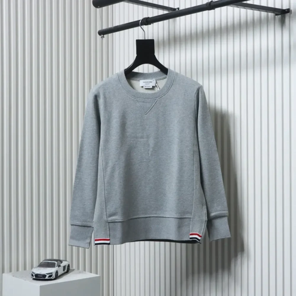 TB Sweatshirt mit Rundhalsausschnitt und neuem Saum – Bild 11