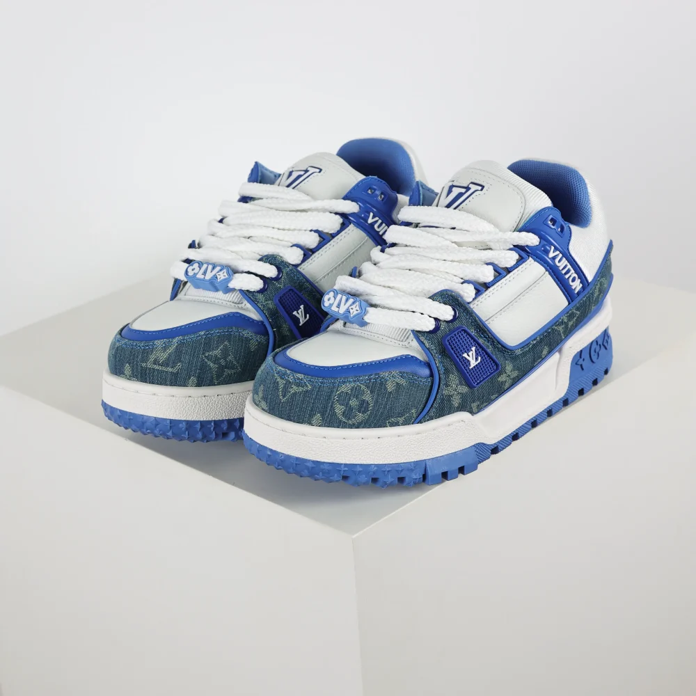 Trainer Maxi-Sneaker in Blau mit Monogramm und Weiß
