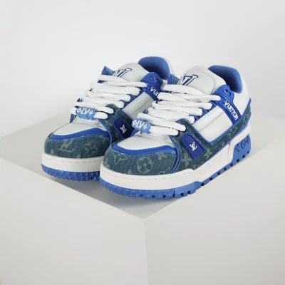 Trainer Maxi-Sneaker in Blau mit Monogramm und Weiß
