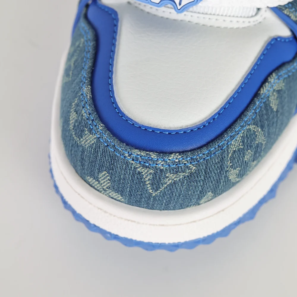Trainer Maxi-Sneaker in Blau mit Monogramm und Weiß – Bild 11