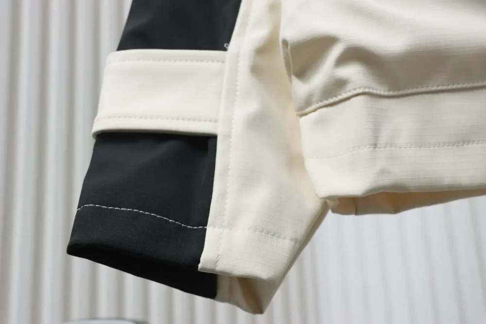 Trenchcoat mit Kapuze, Patchwork-Print und Monogramm – Bild 5