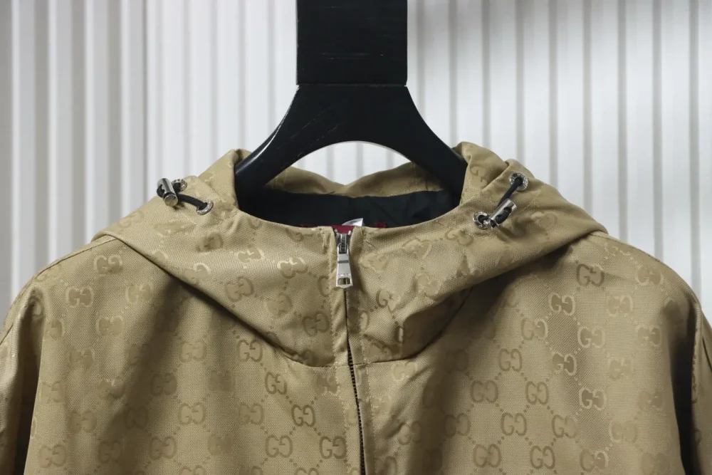 Trenchcoat mit Kapuze, Patchwork-Print und Monogramm – Bild 3