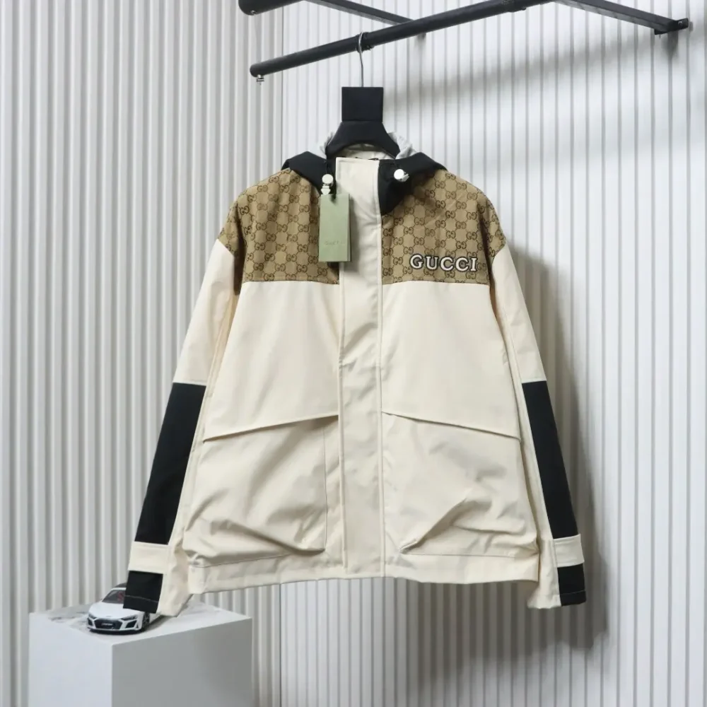 Trenchcoat mit Kapuze, Patchwork-Print und Monogramm