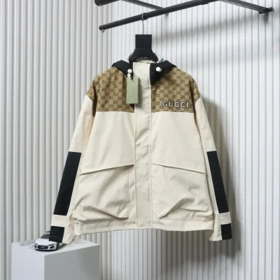 Trenchcoat mit Kapuze, Patchwork-Print und Monogramm