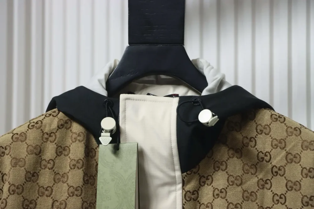 Trenchcoat mit Kapuze, Patchwork-Print und Monogramm – Bild 3