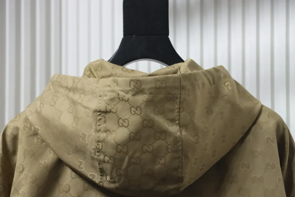 Trenchcoat mit Kapuze, Patchwork-Print und Monogramm – Bild 4