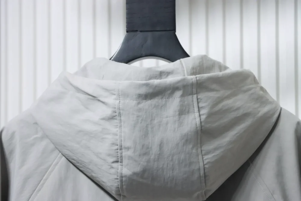 Trenchcoat mit Kapuze und Schriftzug-Stickerei – Bild 4