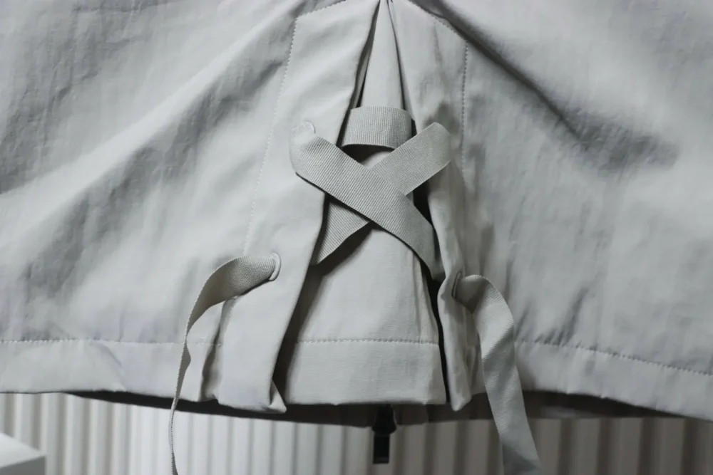 Trenchcoat mit Kapuze und Schriftzug-Stickerei – Bild 7