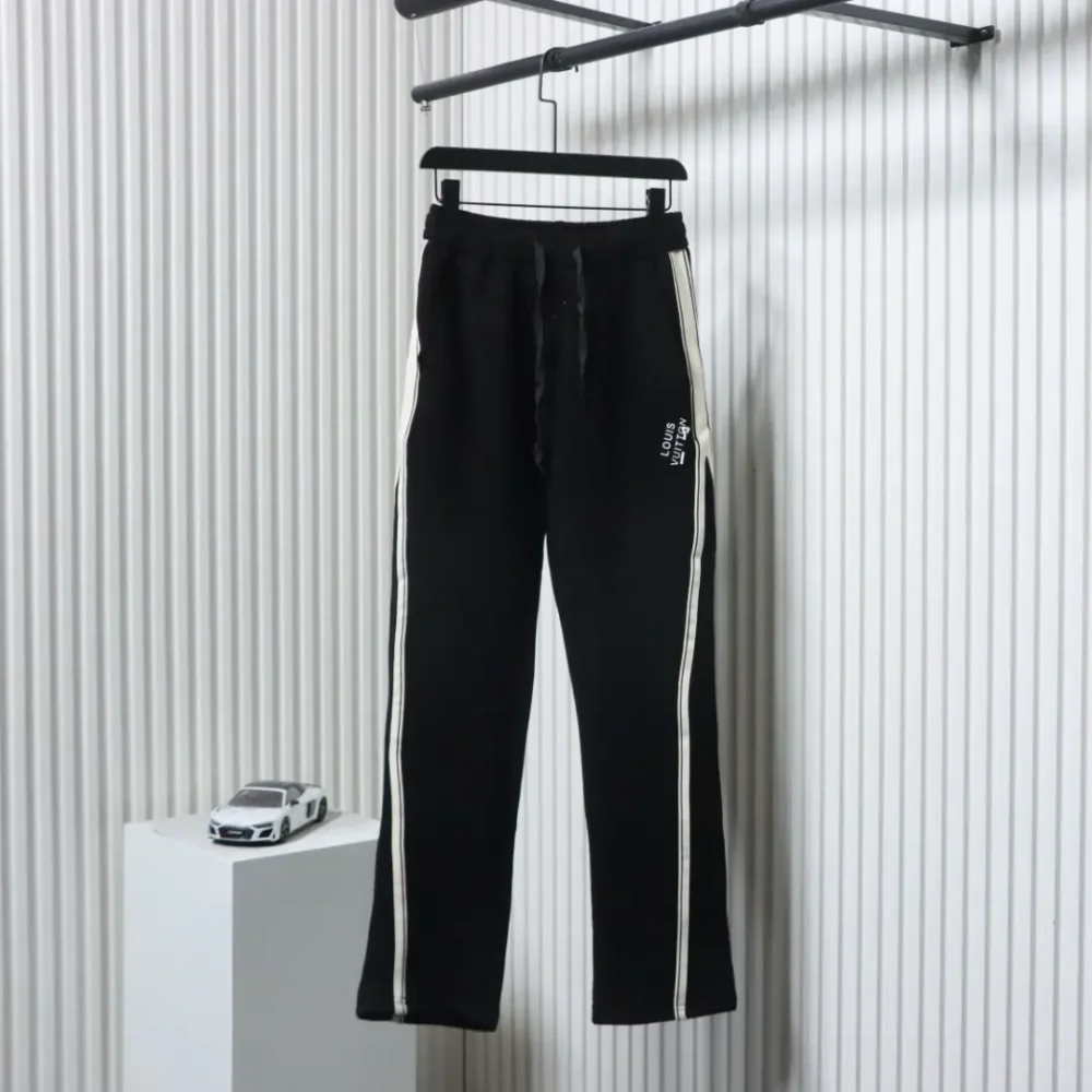 Weite Hose mit Sicherheitsnadeln