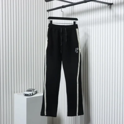 Weite Hose mit Sicherheitsnadeln