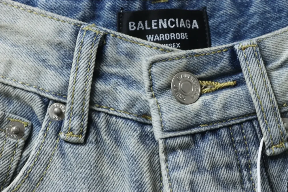 Weite Jeans mit verwaschenem, gesticktem Balenciaga-Schriftzug und weitem Bein – Bild 4