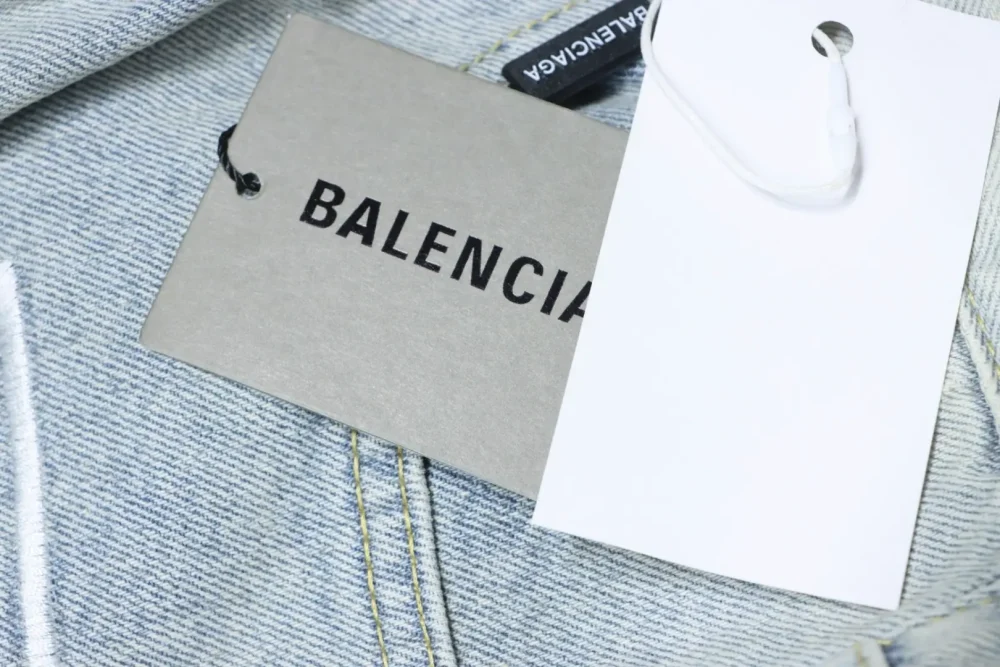 Weite Jeans mit verwaschenem, gesticktem Balenciaga-Schriftzug und weitem Bein – Bild 7