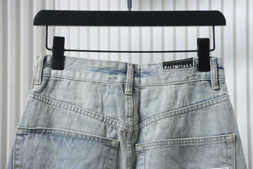 Weite Jeans mit verwaschenem, gesticktem Balenciaga-Schriftzug und weitem Bein – Bild 6