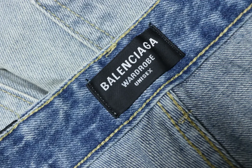 Weite Jeans mit verwaschenem, gesticktem Balenciaga-Schriftzug und weitem Bein – Bild 10