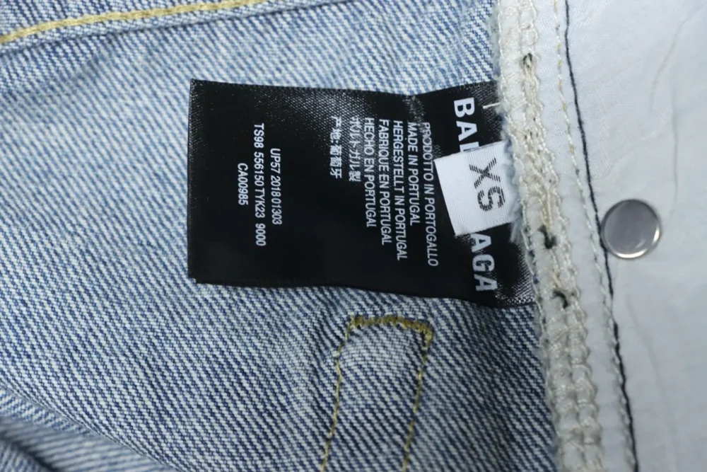 Weite Jeans mit verwaschenem, gesticktem Balenciaga-Schriftzug und weitem Bein – Bild 11