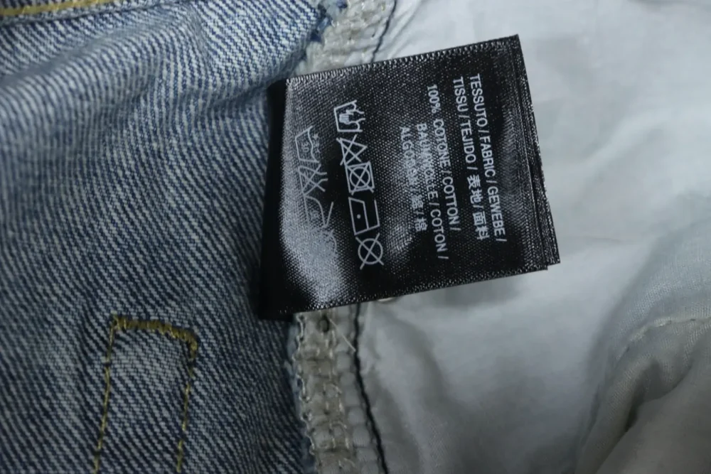 Weite Jeans mit verwaschenem, gesticktem Balenciaga-Schriftzug und weitem Bein – Bild 12