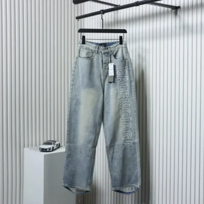 Weite Jeans mit verwaschenem, gesticktem Balenciaga-Schriftzug und weitem Bein