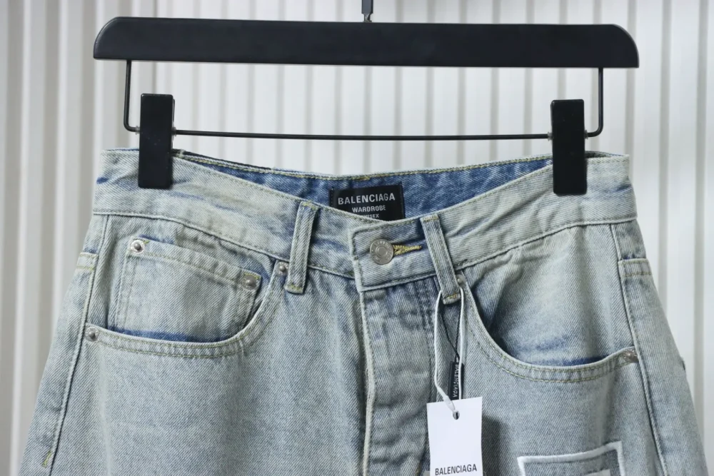 Weite Jeans mit verwaschenem, gesticktem Balenciaga-Schriftzug und weitem Bein – Bild 3