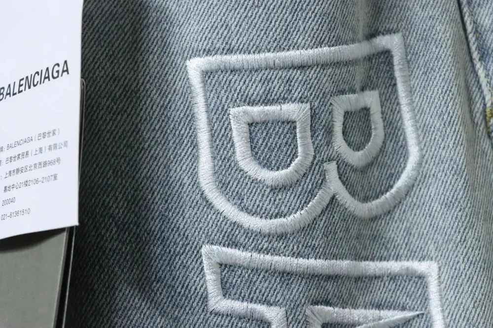 Weite Jeans mit verwaschenem, gesticktem Balenciaga-Schriftzug und weitem Bein – Bild 5