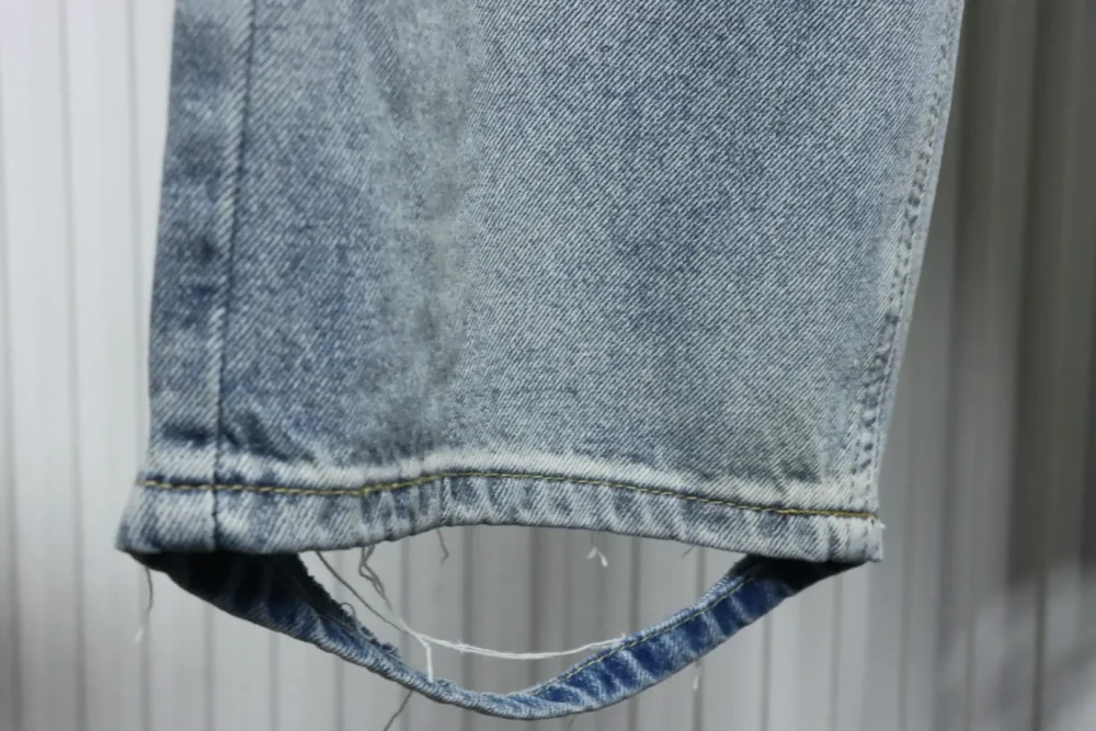 Weite Jeans mit verwaschenem, gesticktem Balenciaga-Schriftzug und weitem Bein – Bild 9