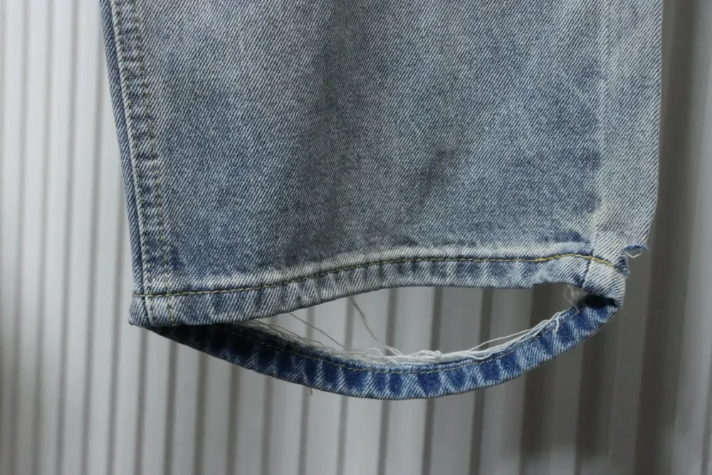 Weite Jeans mit verwaschenem, gesticktem Balenciaga-Schriftzug und weitem Bein – Bild 8