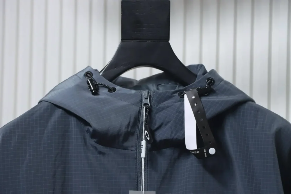 Windjacke mit Kapuze und Buchstaben-Print – Bild 3