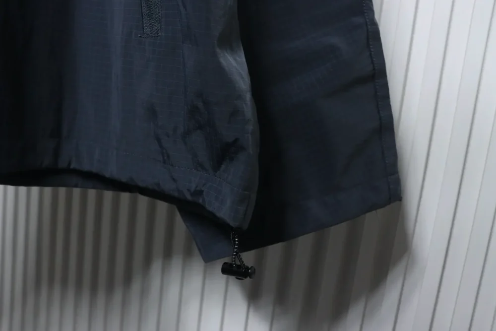 Windjacke mit Kapuze und Buchstaben-Print – Bild 5