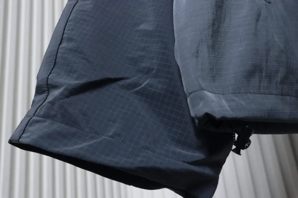 Windjacke mit Kapuze und Buchstaben-Print – Bild 4