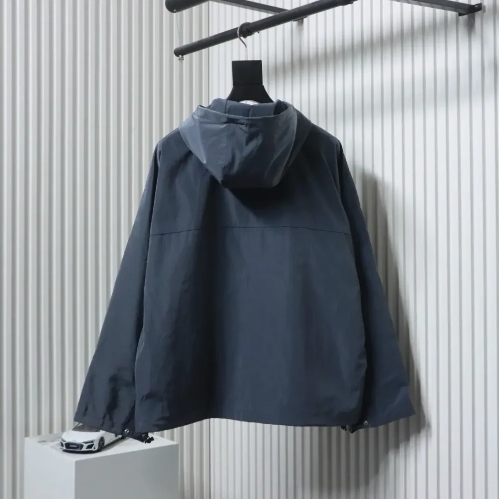 Windjacke mit Kapuze und Buchstaben-Print – Bild 2