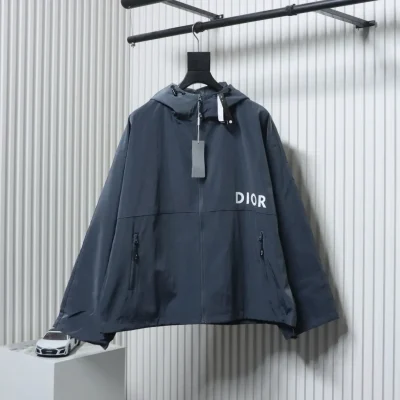 Windjacke mit Kapuze und Buchstaben-Print