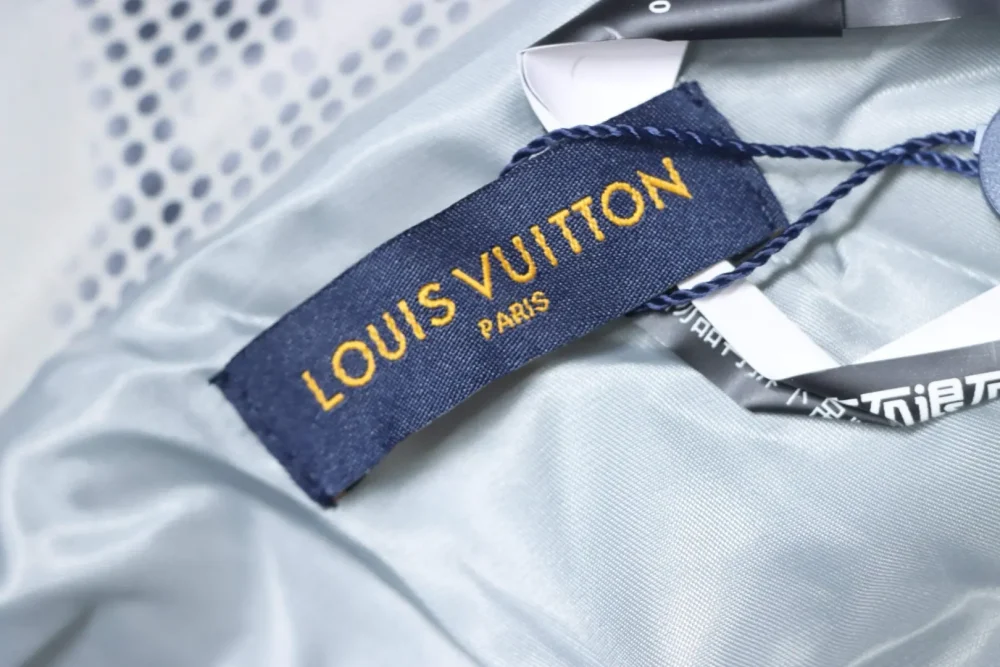 Windjacke mit Reißverschluss und Monogramm-Volldruck – Bild 10
