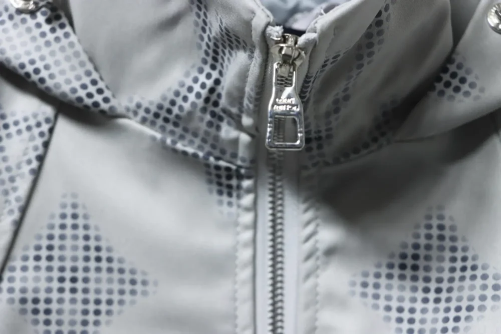Windjacke mit Reißverschluss und Monogramm-Volldruck – Bild 5