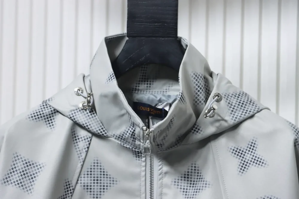 Windjacke mit Reißverschluss und Monogramm-Volldruck – Bild 3
